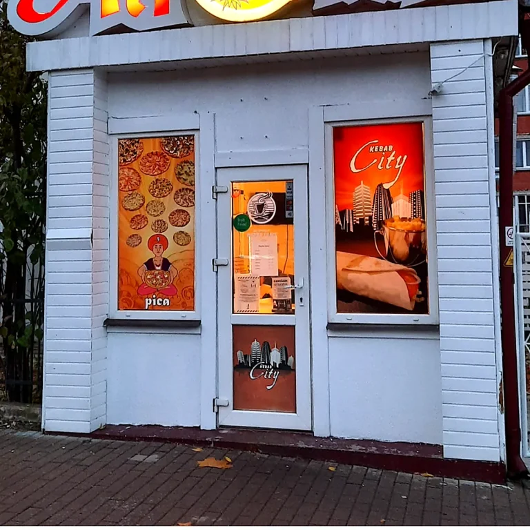 Skatlogu uzlīmes kebabu un picērijas City ieejas durvīm un logiem ar ēdienu attēliem un uzņēmuma logotipu.