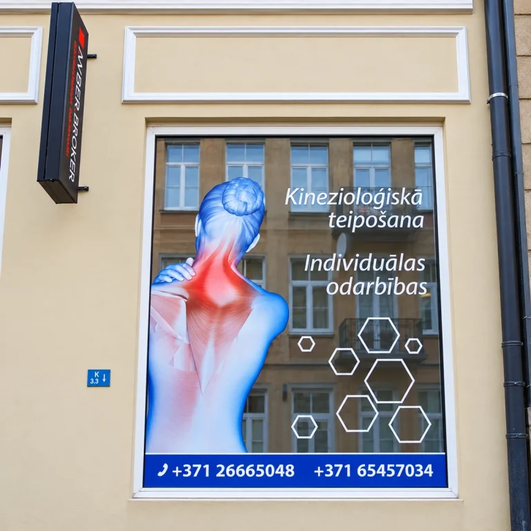Skatlogu uzlīmes kinezioloģiskās teipošanas kabinetam ar reklāmas attēlu, pakalpojumu aprakstu un kontaktinformāciju.