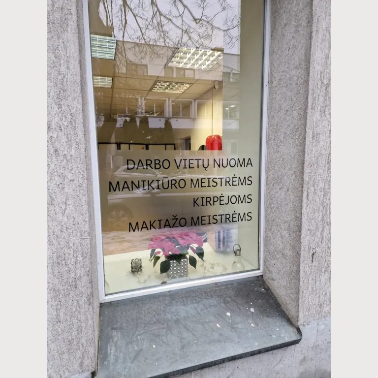 uzlīmes skaistumkopšanas salonam Lietuvā ar informāciju par manikīra, friziera un grima pakalpojumiem.